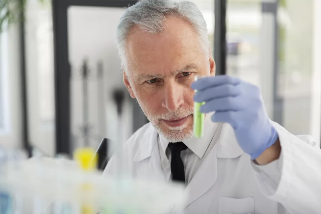 cientista pegando em um frasco de remédio, remetendo-se ao dermocosmético.
